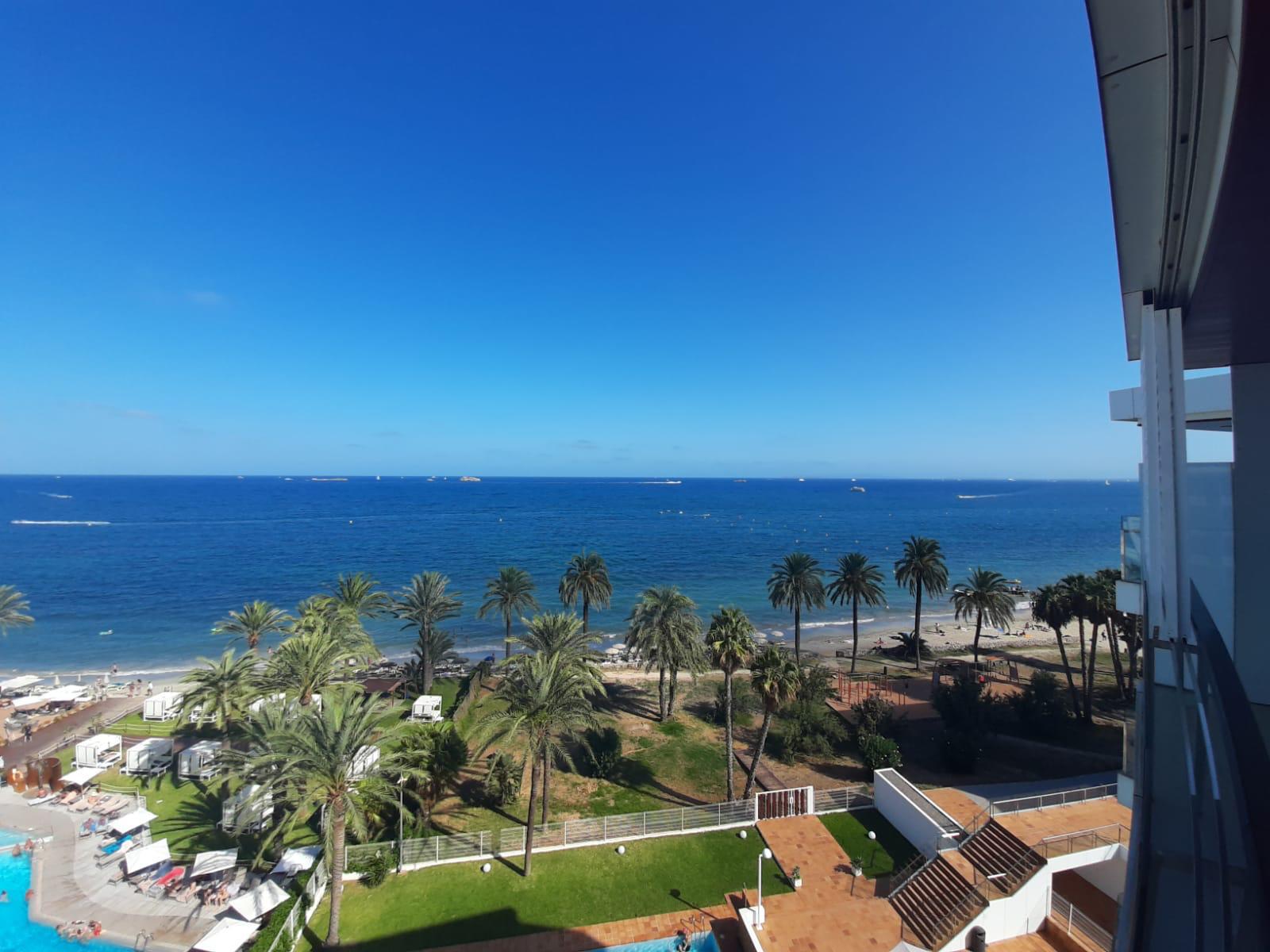 Appartement op de eerste lijn van strand van D’en bossa, Ibiza.